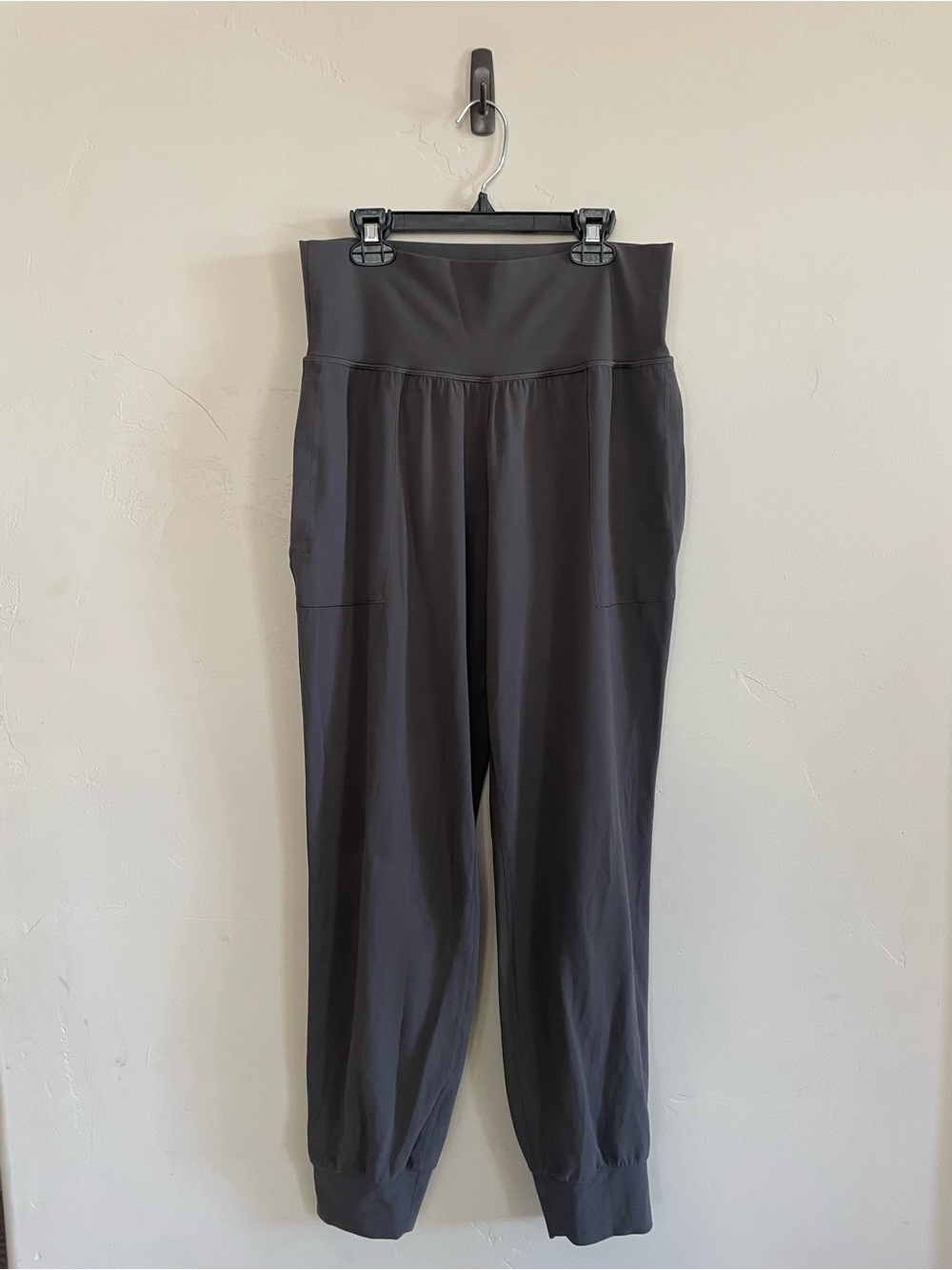 Althleta Women's High-Waist Gray Salutation Jogger Pants